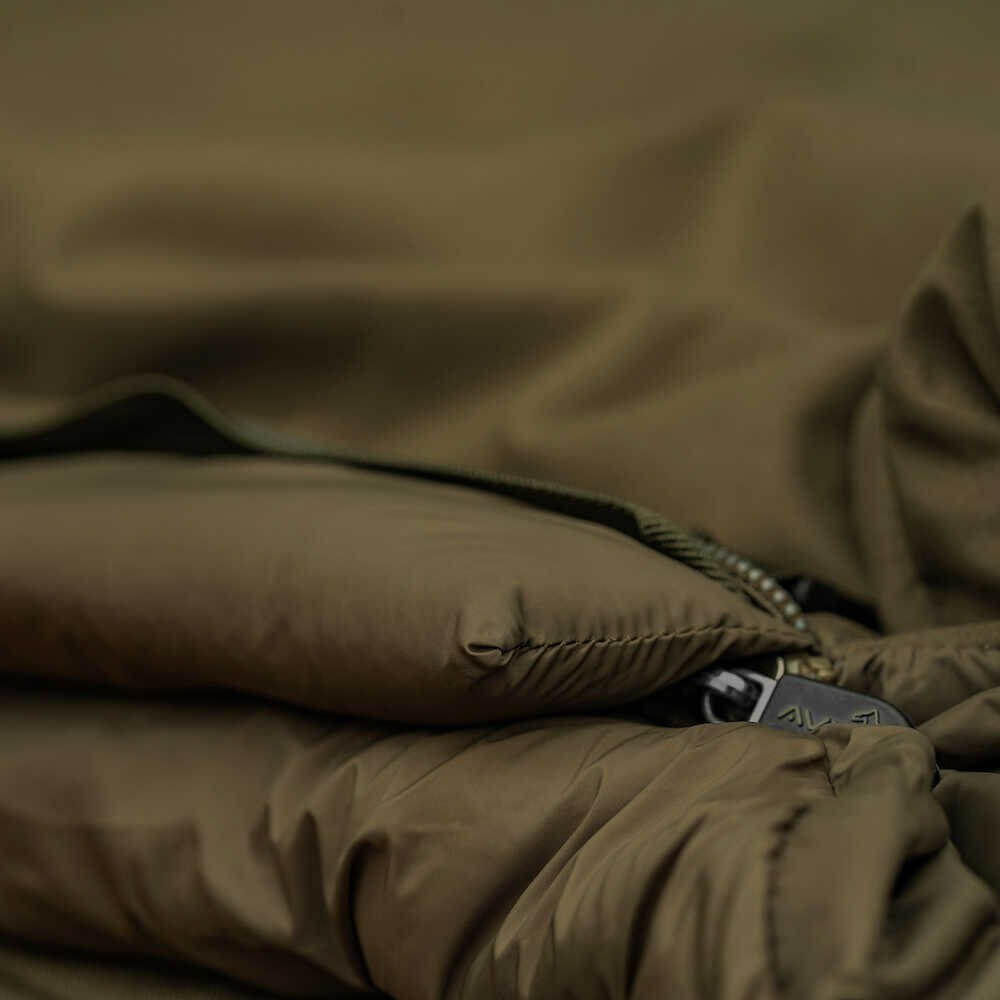 Bed Chair con saco de dormir Avid Carp Revolve System - Tienda Carpfishing