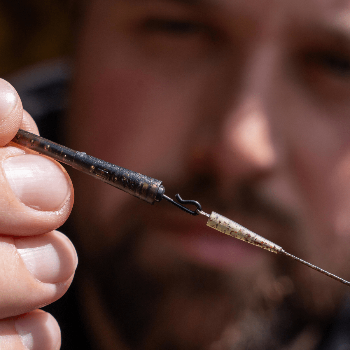 QC Swivel Bag Stems Avid Carp Outline FleckTone L - Tienda Carpfishing