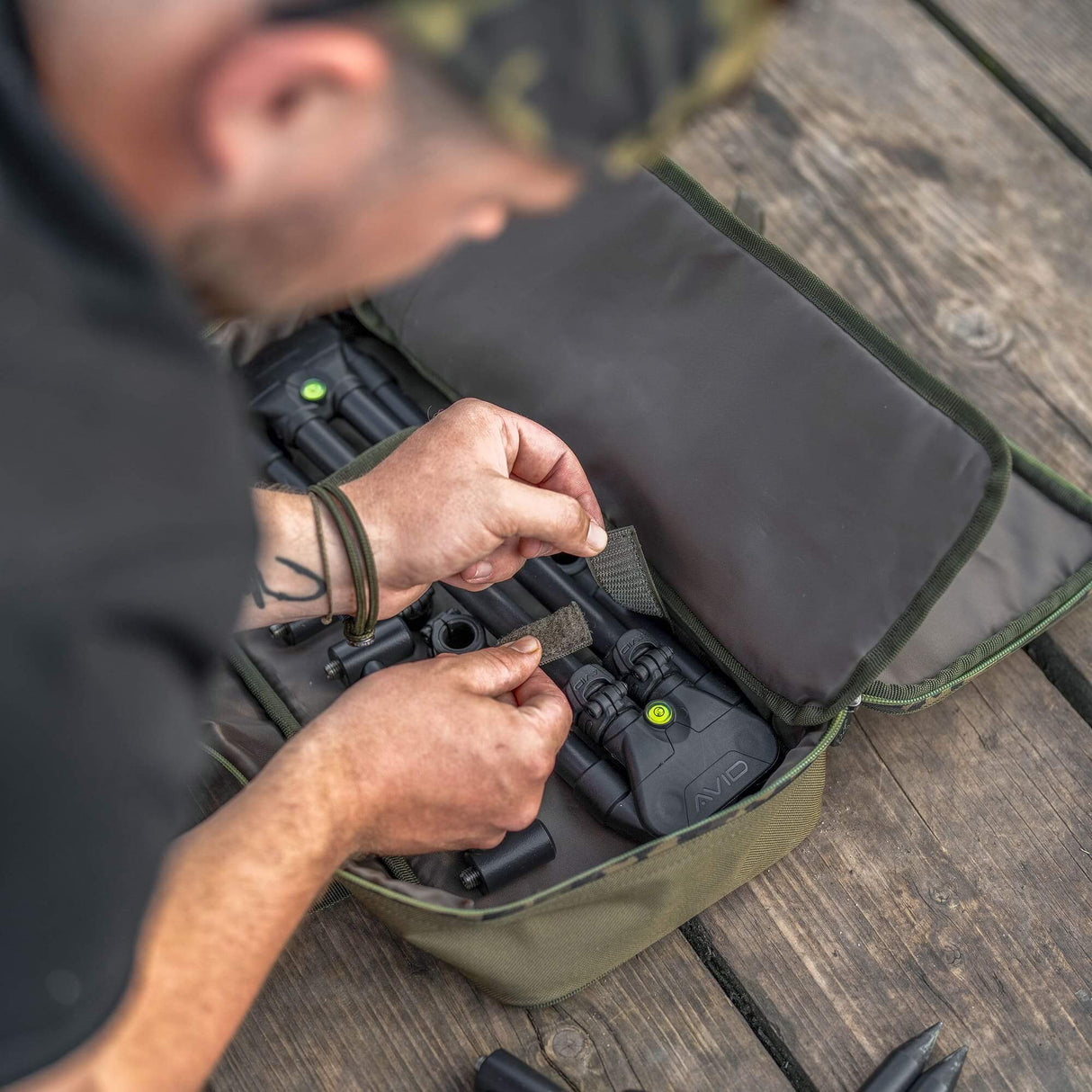Trípode Avid Carp Revolve Super Low 2-3 cañas