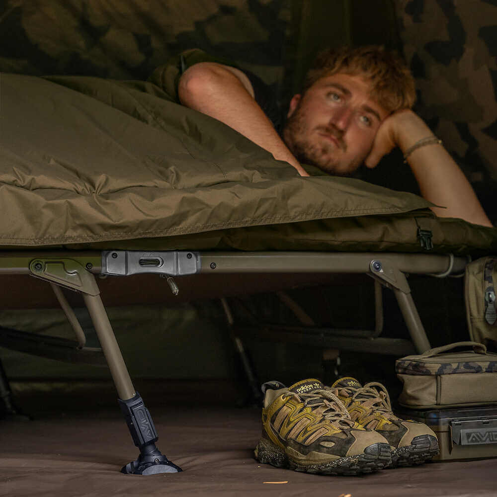 Bed Chair con saco de dormir Avid Carp Benchmark Ultra X System 8 patas - Tienda Carpfishing