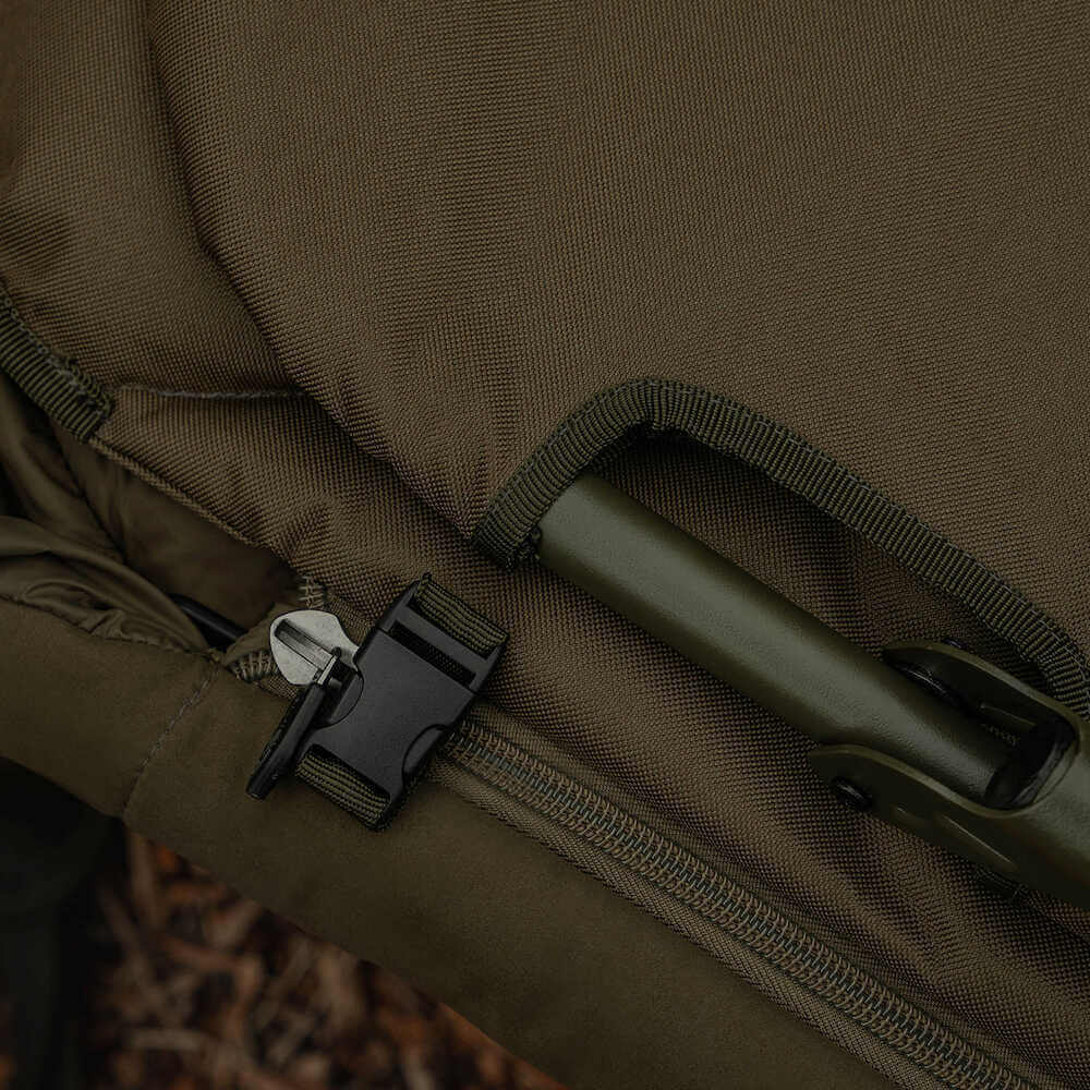 Bed Chair con saco de dormir Avid Carp Revolve X System 8 patas - Tienda Carpfishing