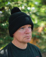Gorro Fox Black HD con bola negro - Tienda Carpfishing