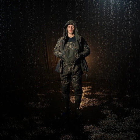 Peto Impermeable Nash ZT Helluva Camo - Tienda Carpfishing